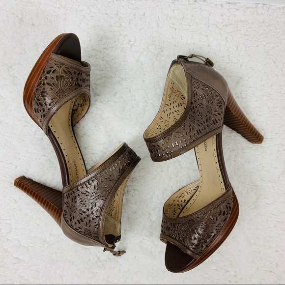 Adrienne Vittadini Shoes - Adrienne Vittadini Gracie Leather Sandals Size 7.5